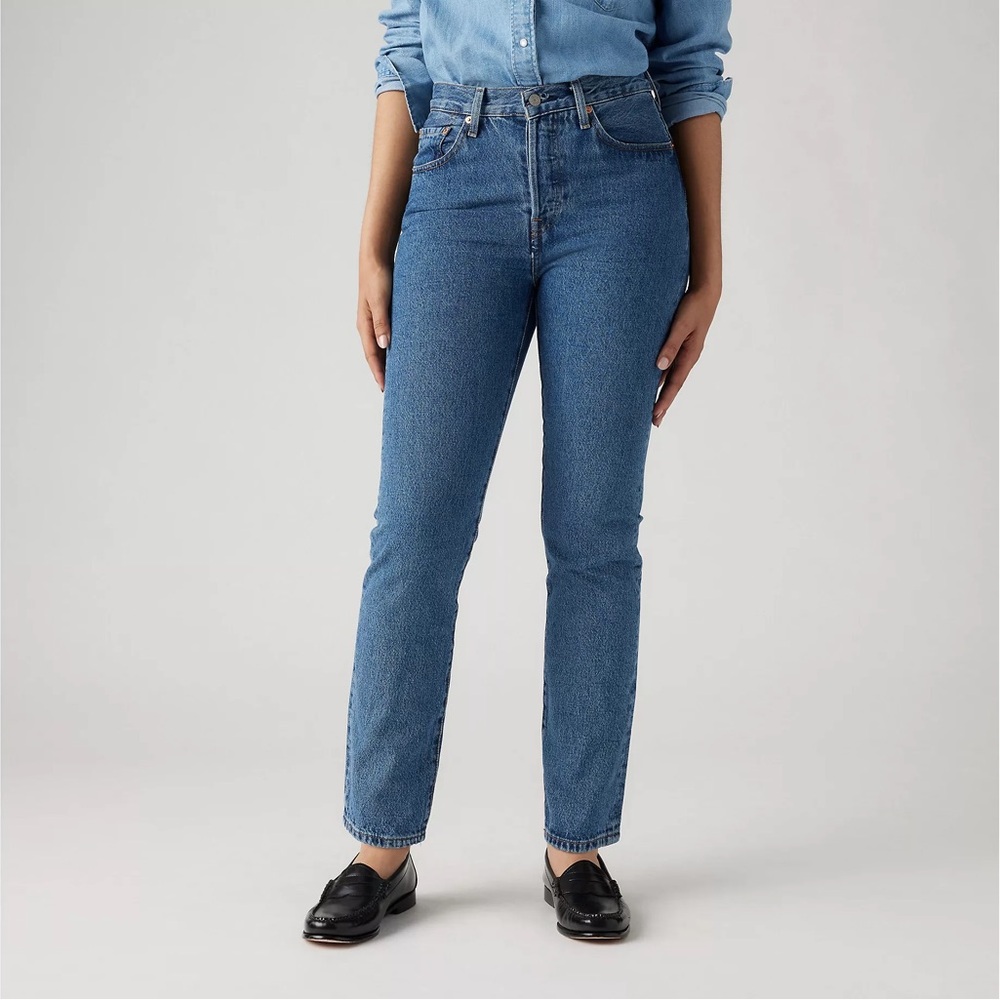 Levi’s 501 Original Fit Women’s Jeans in color Shout Out Stone - Medium Wash
